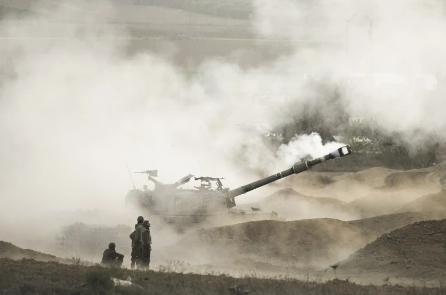 Một đơn vị pháo binh cơ động của Israel bắn một quả đạn từ miền nam Israel về phía Dải Gaza, ở một vị trí gần biên giới Israel-Gaza, Thứ Tư, ngày 25 tháng 10 năm 2023. (Ảnh AP / Tsafrir Abayov)