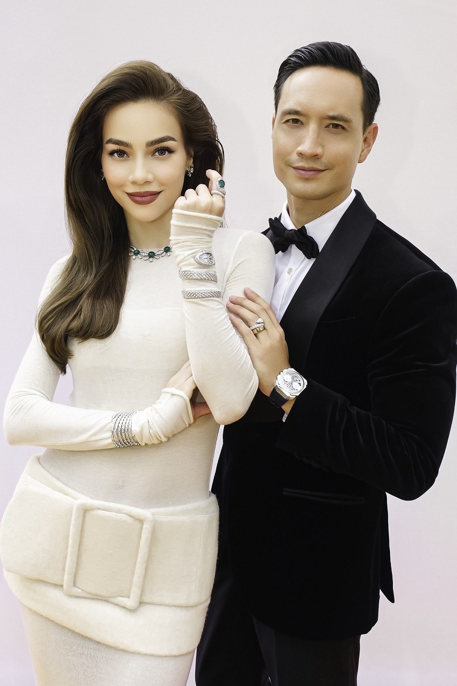 Kim Ly ร่วมกับ Ho Ngoc Ha เพื่อเข้าร่วมงานในประเทศไทย