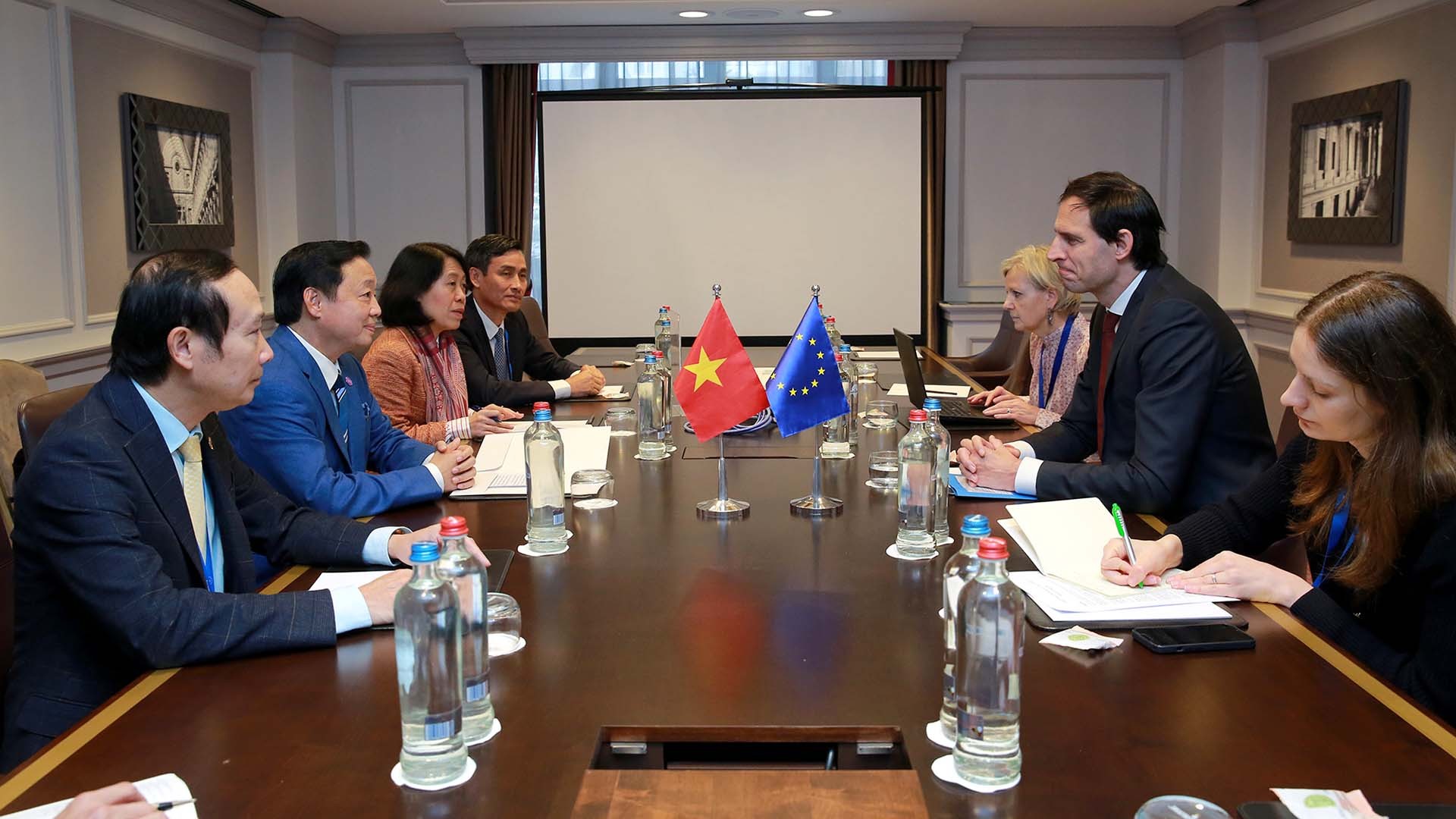 Phó Thủ tướng Trần Hồng Hà tiếp Cao ủy Khí hậu EU Wopke Hoekstra. (Nguồn: VGP)