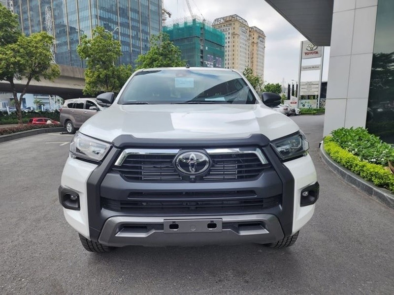 Cận cảnh Toyota Hilux 4x4 AT Adventure 2023 vừa ra mắt tại Việt Nam, giá 1,077 tỷ đồng