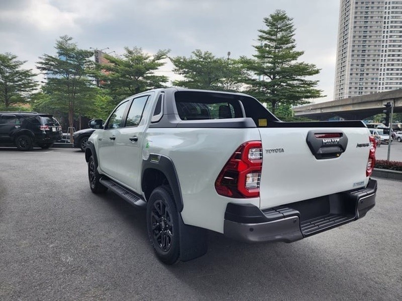 Cận cảnh Toyota Hilux 4x4 AT Adventure 2023 vừa ra mắt tại Việt Nam, giá 1,077 tỷ đồng