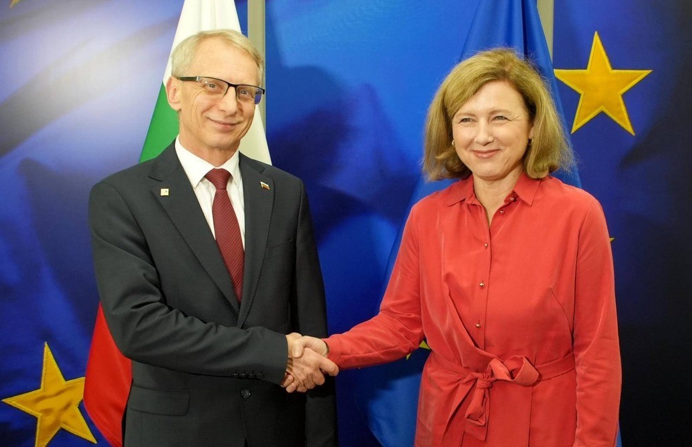 Phó Chủ tịch Ủy ban châu Âu (EC) Vera Jourova hội đàm với Thủ tướng Bulgaria Nikolai Denkov ở Brussels (Bỉ), ngày 26/10. (Nguồn: Văn phòng Thủ tướng Bulgaria)