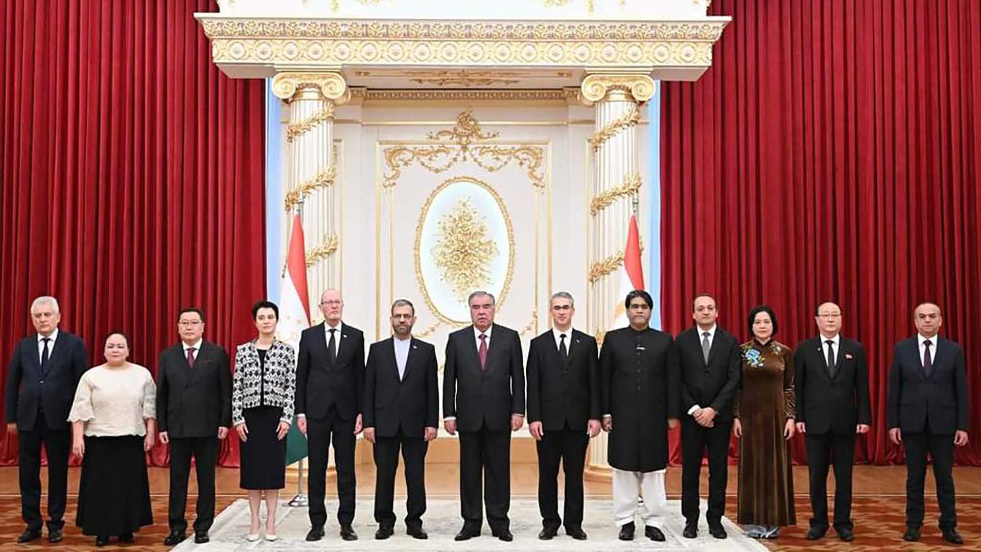 Tổng thống Tajikistan Emomali Rakhmon và Đại sứ tại lễ trình Thư ủy nhiệm.