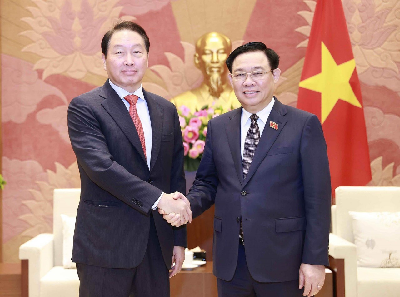 NA Chairman Vuong Dinh Hue receives Chairman of SK Group Chey Tae-won in Hanoi