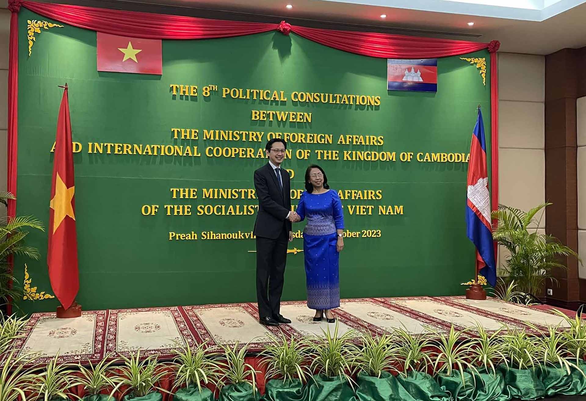 Thứ trưởng Ngoại giao Đỗ Hùng Việt và Quốc Vụ khanh Bộ Ngoại giao và Hợp tác quốc tế Campuchia Soeung Rathchavy.