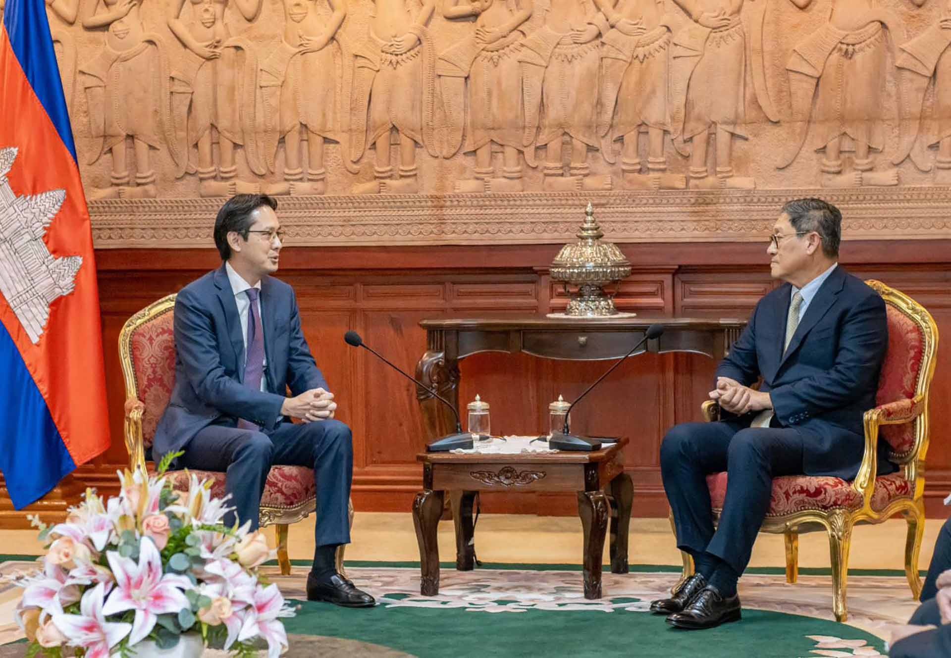Thứ trưởng Ngoại giao Đỗ Hùng Việt đến chào Phó Thủ tướng, Bộ trưởng Ngoại giao và Hợp tác quốc tế Campuchia Sok Chenda Sophea.