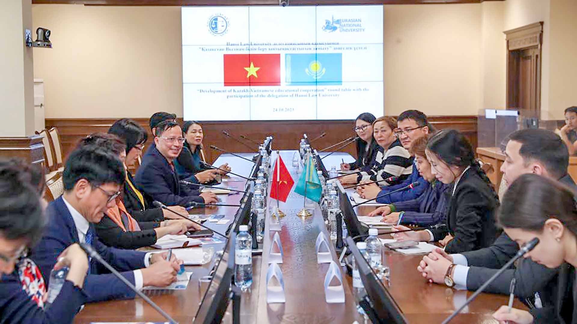 Trao đổi bàn tròn về hợp tác giáo dục Việt Nam-Kazakhstan. 