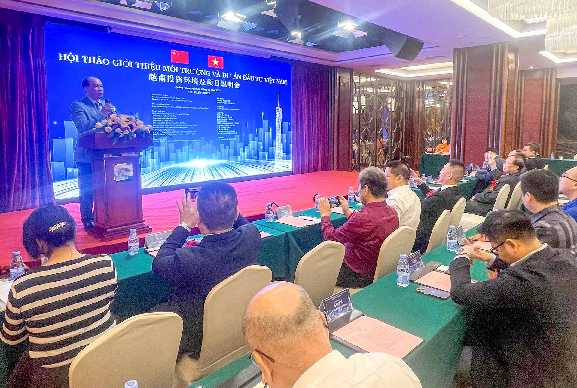 Tổng lãnh sự Vũ Việt Anh phát biểu tại Hội thảo.