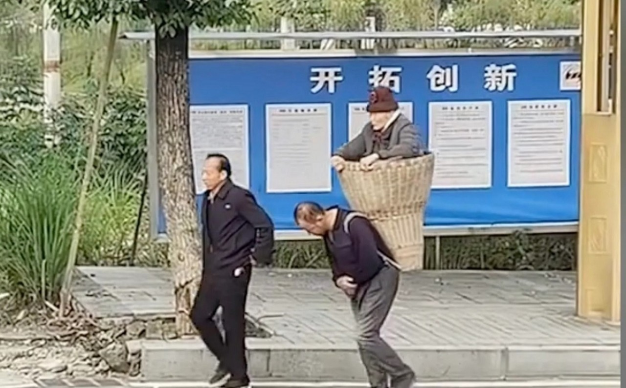 Trung Quốc: Cộng đồng mạng xúc động và dành lời khen hai anh em thay nhau cõng mẹ già đến bệnh viện