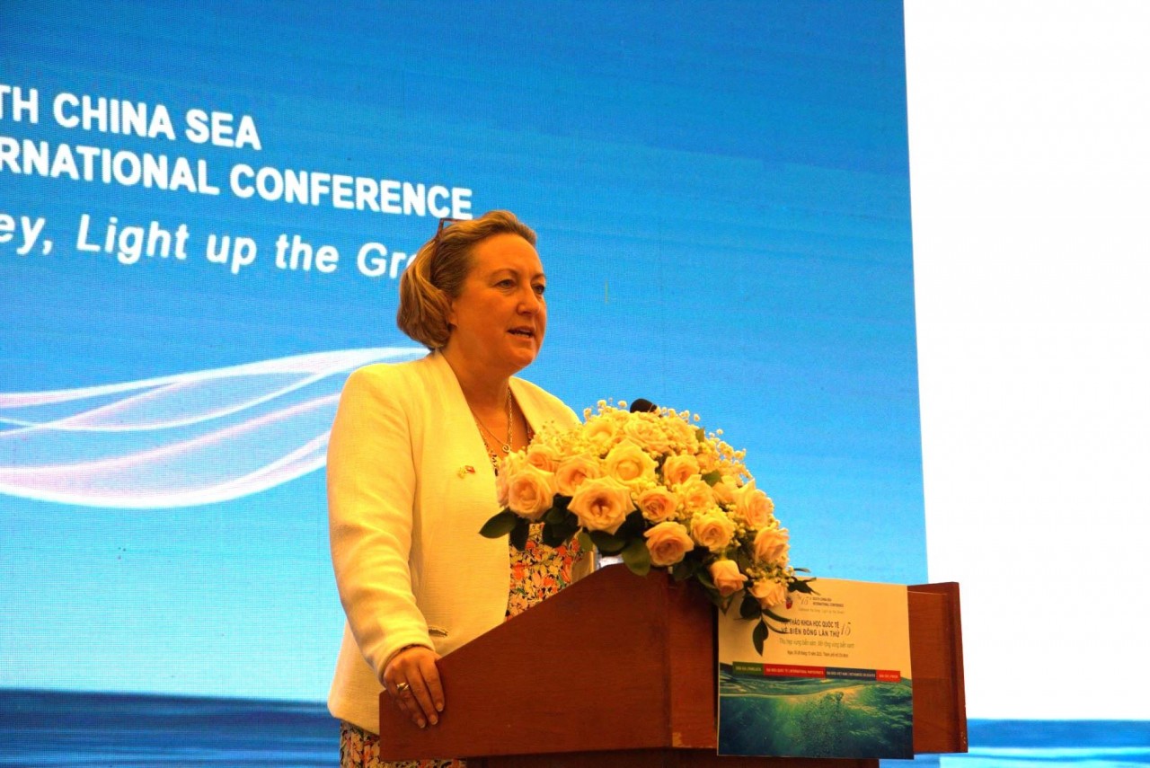 Quốc vụ khanh Bộ Ngoại giao và phát triển Anh phụ trách khu vực Ấn Độ Dương-Thái Bình Dương, bà Anne-Marie Trevelyan phát biểu tại Hội thảo khoa học quốc tế về Biển Đông lần thứ 15 ngày 25/10. (Nguồn: Đại sứ quán Anh tại Việt Nam)