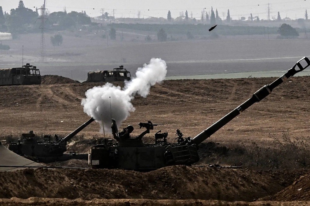 (10.29) Pháo tự hành M109 155mm của Israel bắn vào dải Gaza từ phía Nam Israel ngày 28/10. (Nguồn: AFP/Getty Images)