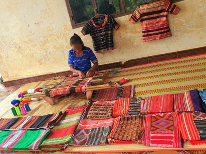 Ms. Thi Muong diligently preserves the traditional brocade weaving profession of the Xtieng people. (Photo: TL)
