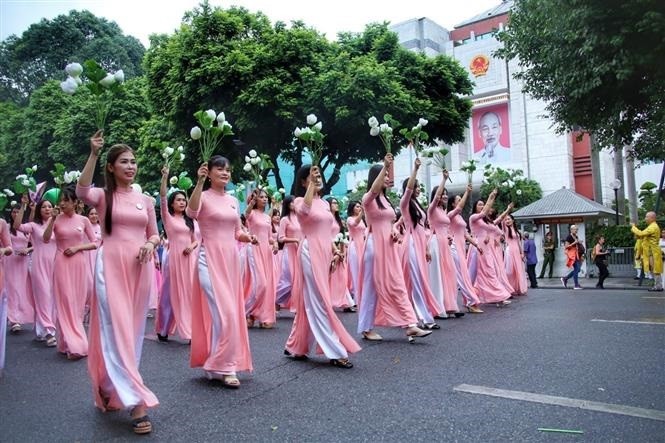 Hơn 600 phụ nữ đồng diễn diễu hành tại Lễ hội Áo dài Du lịch Hà Nội 2023