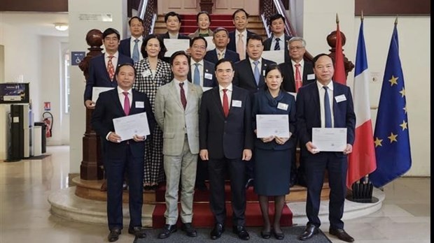 Delegation of the Ho Chi Minh National Academy of Politics visits France