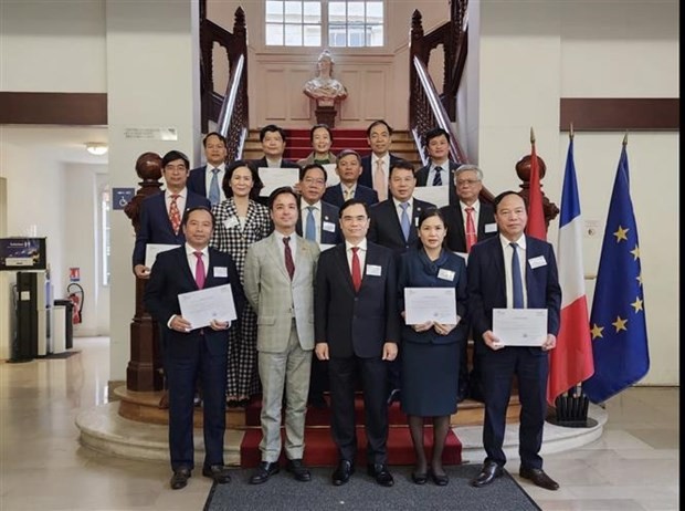 Members of the HCMA delegation pose for a group photo at the National Institute of Public Service of France. (Source: VNA)