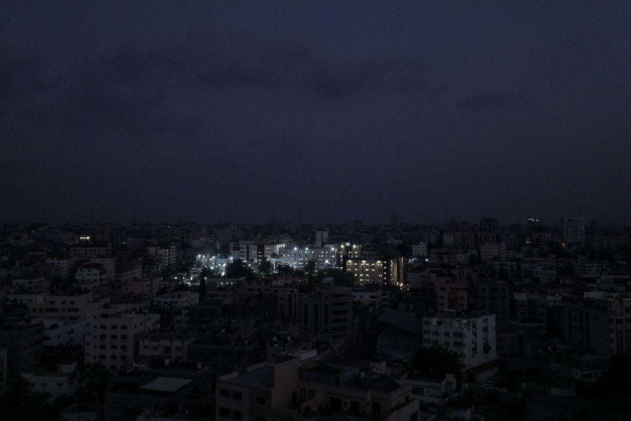 Bệnh viện Al Shifa ở thành phố Gaza sáng đèn ngày 24/10. Các bệnh viện ở Gaza đứng trước nguy cơ đóng cửa vì thiếu nhiên liệu. (Nguồn: EPA-EFE/Shutterstock)