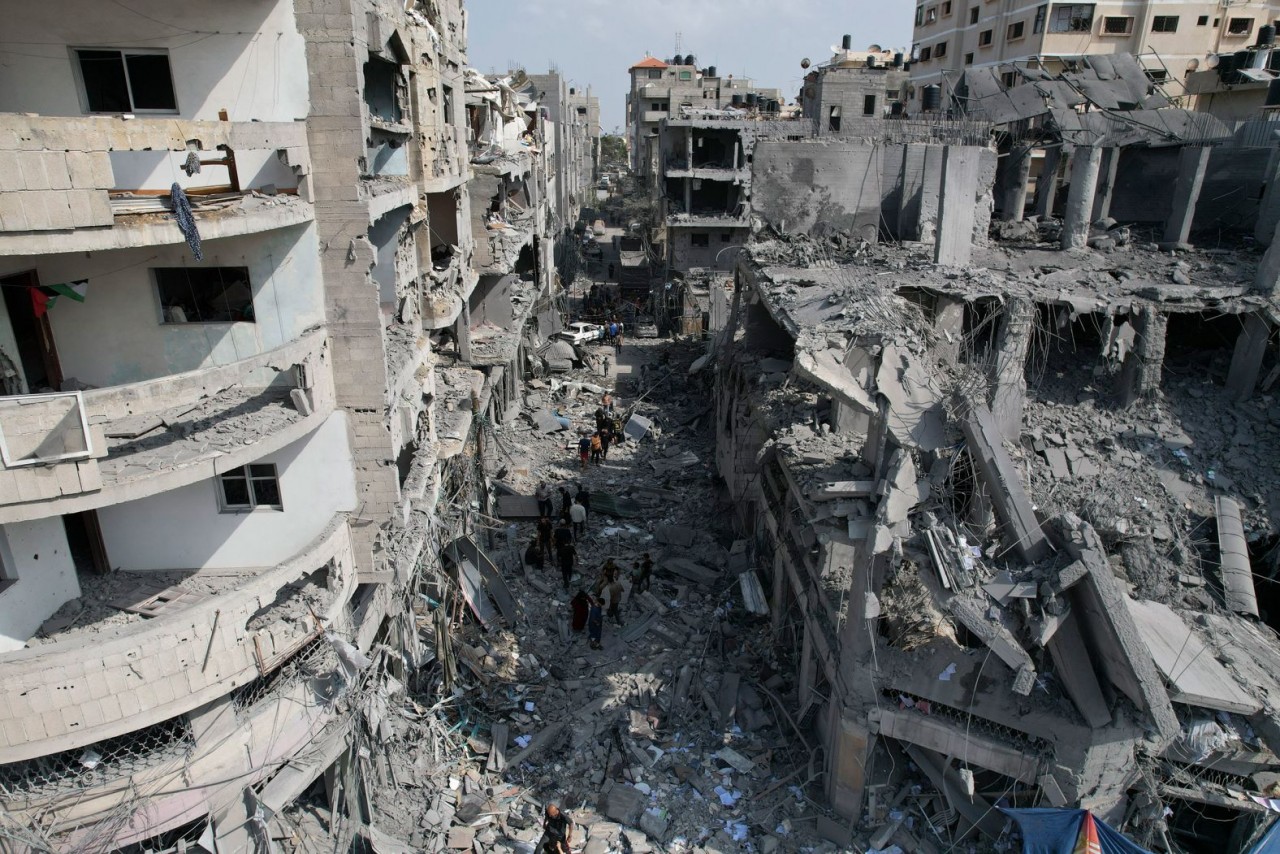 Người dân Palestine tìm kiếm những người sống sót sau cuộc không kích của Israel ở Deir al-Balah, Gaza, ngày 22/10. (Nguồn: AP)