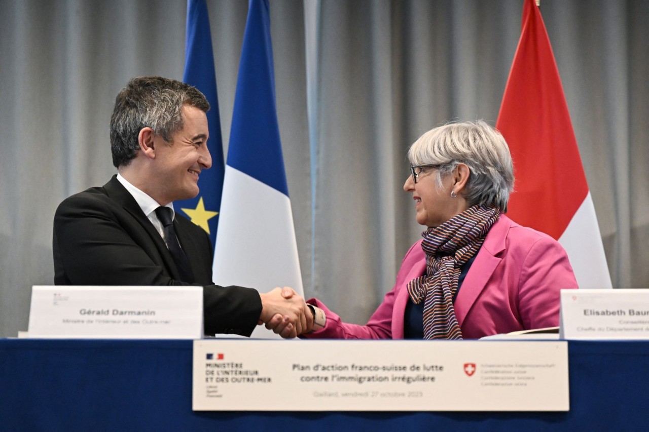 Ủy viên Hội đồng Liên bang Thụy Sỹ Elisabeth Baume-Schneider (phải) và Bộ trưởng Nội vụ Pháp Gérald Darmanin trong cuộc họp báo ở Gaillard, Thụy Sĩ ngày 27/10/2023. (Nguồn: AFP)