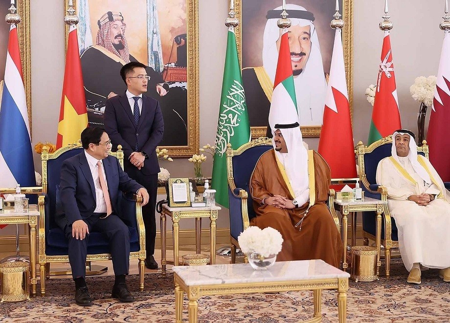 Prime Minister working in the Gulf region: Colorful carpets woven from durable silk threads