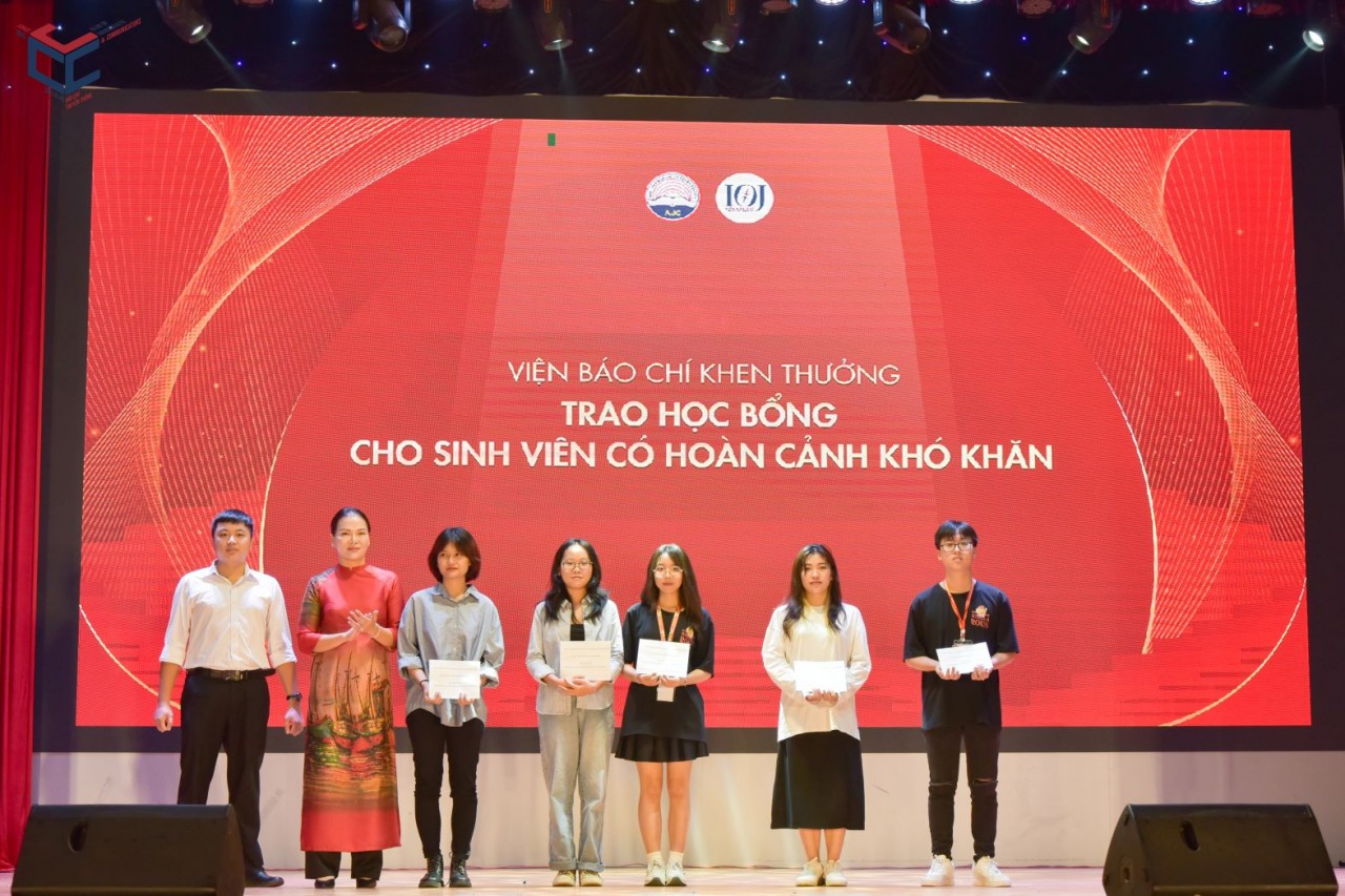 Trao học bổng cho sinh viên có hoàn cảnh khó khăn vươn lên đạt thành tích tốt trong học tập. (Nguồn: BTC)