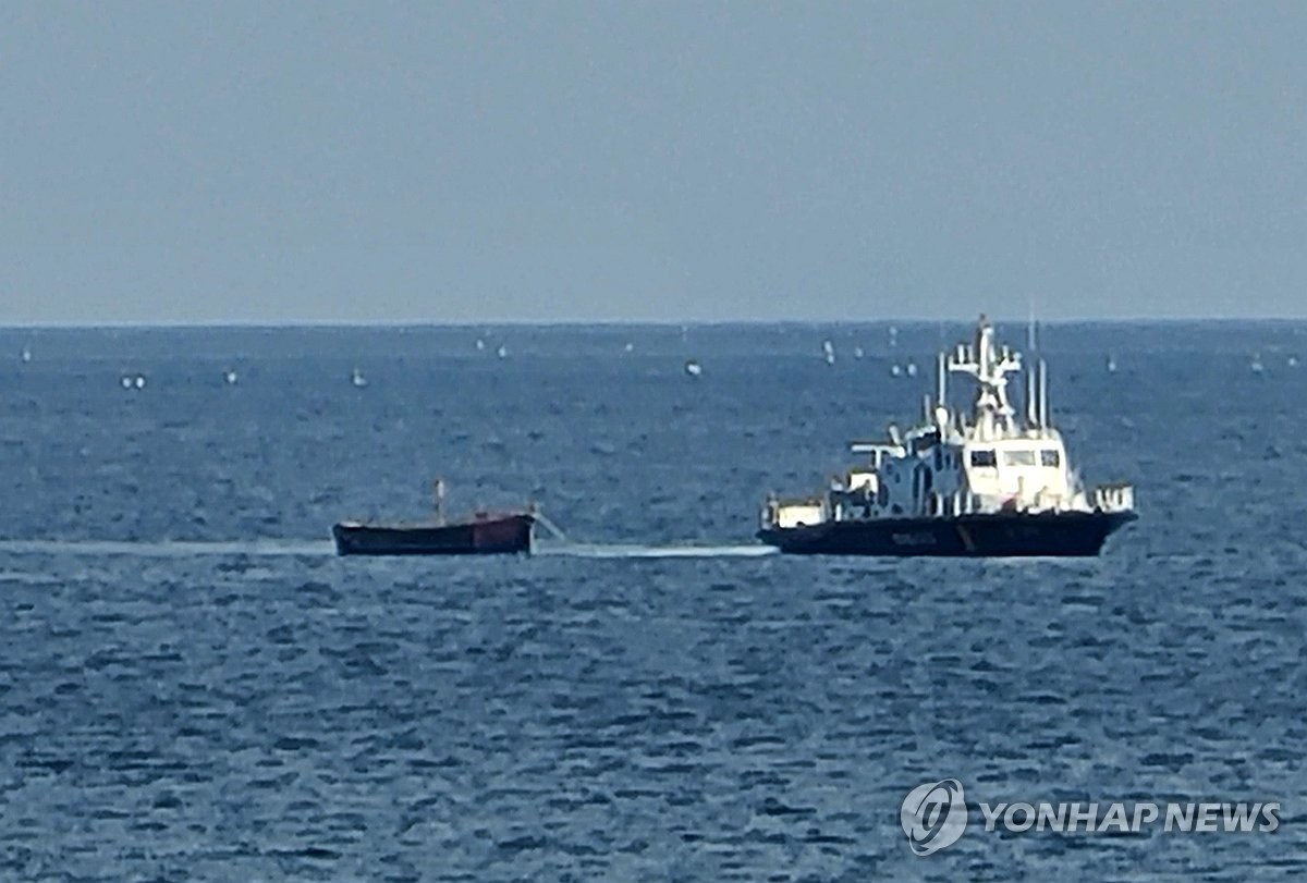 Hàn Quốc phát hiện tàu Triều Tiên mắc kẹt ngoài biển