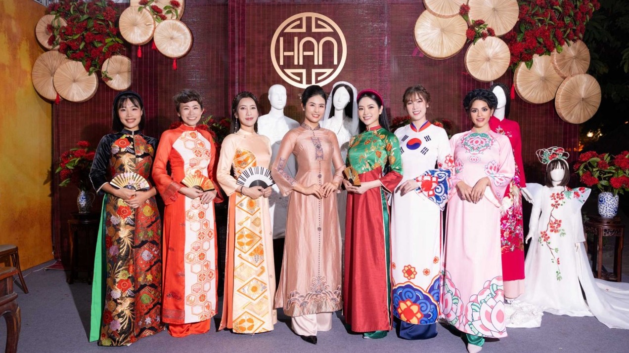 Dàn người mẫu đặc biệt trong bộ sưu tập áo dài 'giao thoa văn hóa' của NTK Ngọc Hân