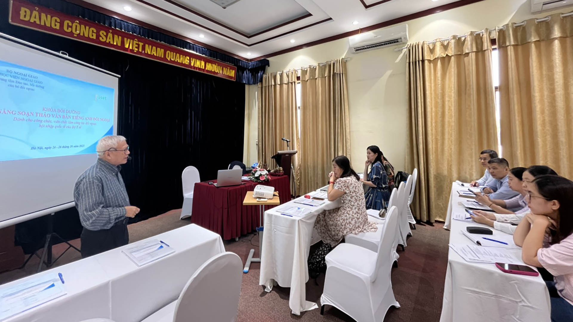 : Đại sứ Nguyễn Thạc Dĩnh, nguyên Đại sứ Việt Nam tại Philippines và Brazil giảng bài tại khóa bồi dưỡng Kỹ năng soạn thảo văn bản tiếng Anh đối ngoại.