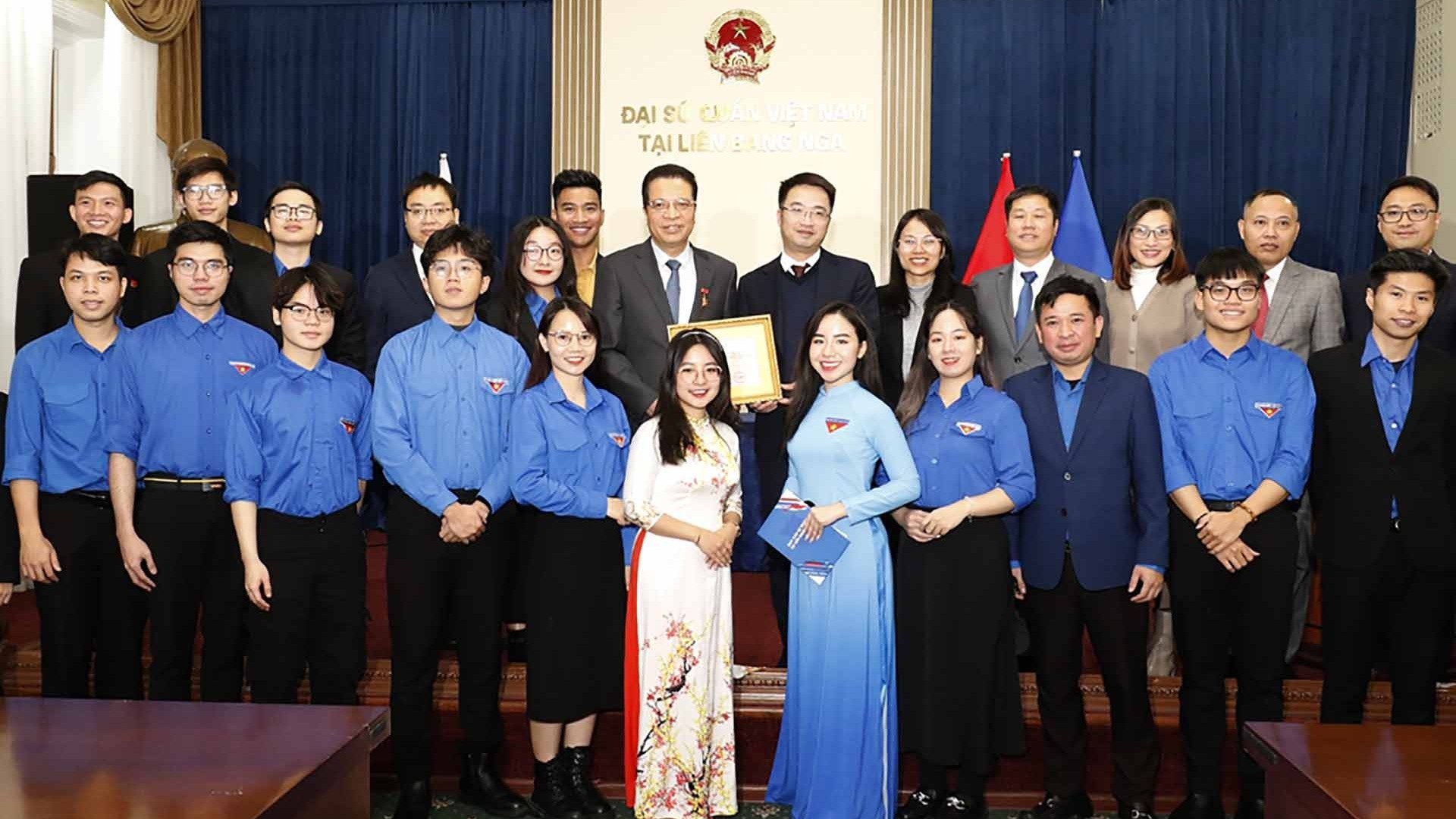 Trao kỷ niệm chương ‘Vì thế hệ trẻ’ tặng Đại sứ Việt Nam tại Nga Đặng Minh Khôi