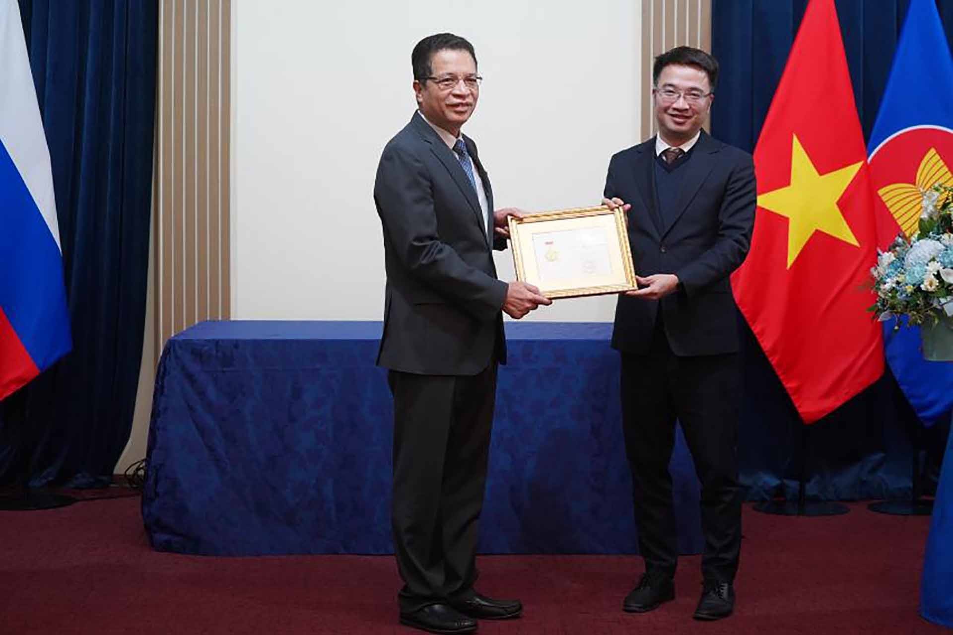 Trao kỷ niệm chương ‘Vì thế hệ trẻ’ tặng Đại sứ Việt Nam tại Nga