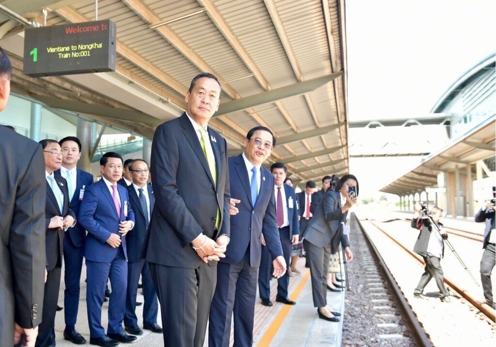 Thủ tướng Lào Sonexay Siphandone cùng người đồng cấp Thái Lan Srettha Thavisin khánh thành ga đường sắt Vientiane-Khamsavath, ngày 30/10/2023. (Nguồn: Nova)