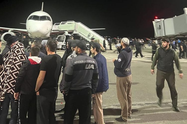 Các hãng thông tấn và mạng xã hội Nga cho biết hàng trăm người đã xông vào sân bay chính ở vùng Dagestan và lên đường bãi đáp để phản đối sự xuất hiện của một chiếc máy bay đến từ Tel Aviv, Israel. (Nguồn: AP)