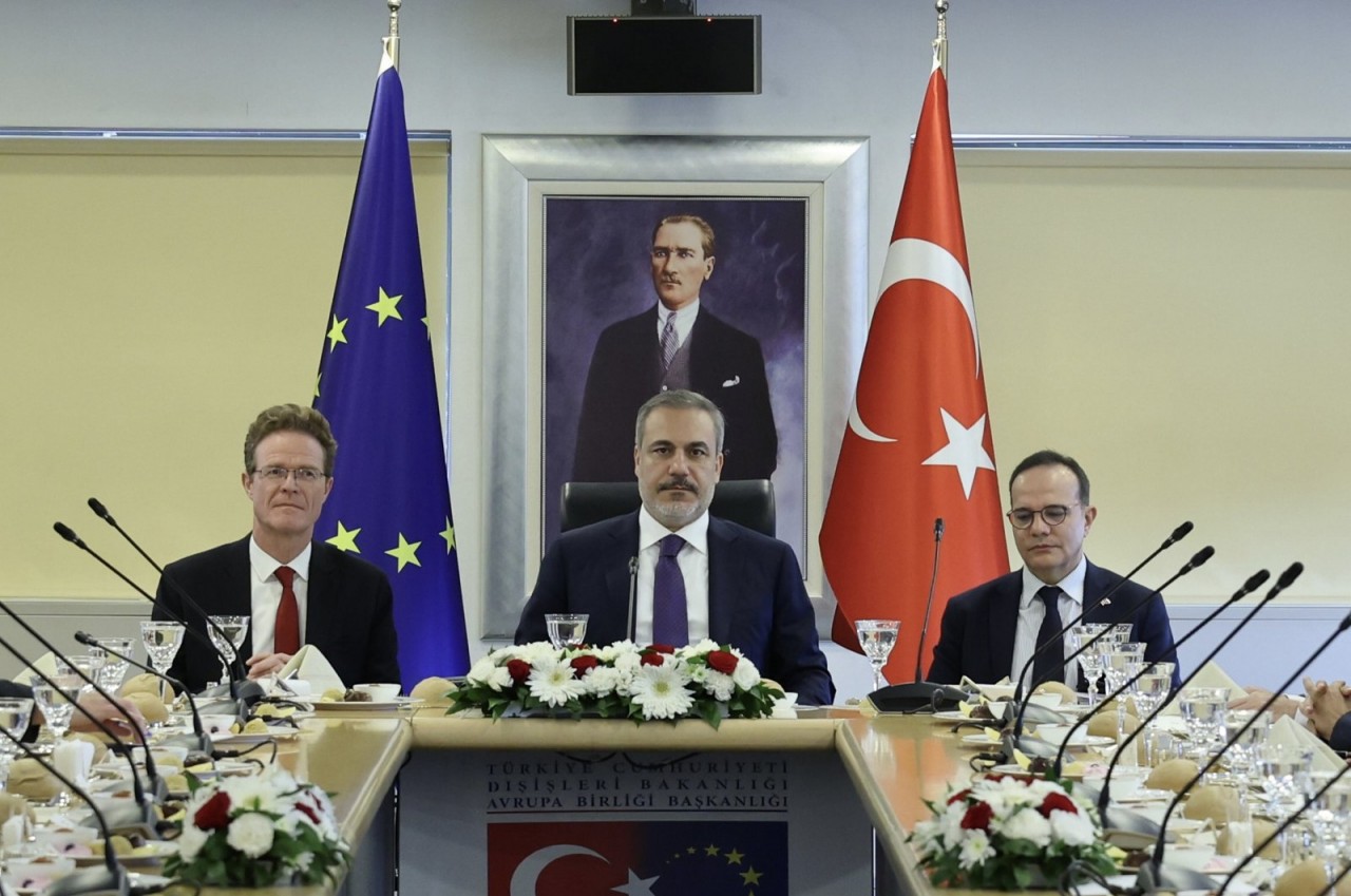 Ngoại trưởng Hakan Fidan (giữa) Nikolaus Meyer-Landrut, Trưởng Phái đoàn EU tại Türkiye (trái) tại Ankara, ngày 30 tháng 10 năm 2023. (Ảnh AA)