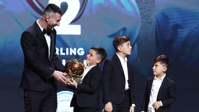 Hình ảnh Lionel Messi mỉm cười trên sân khấu, trao 'Quả bóng vàng' cho 3 con trai