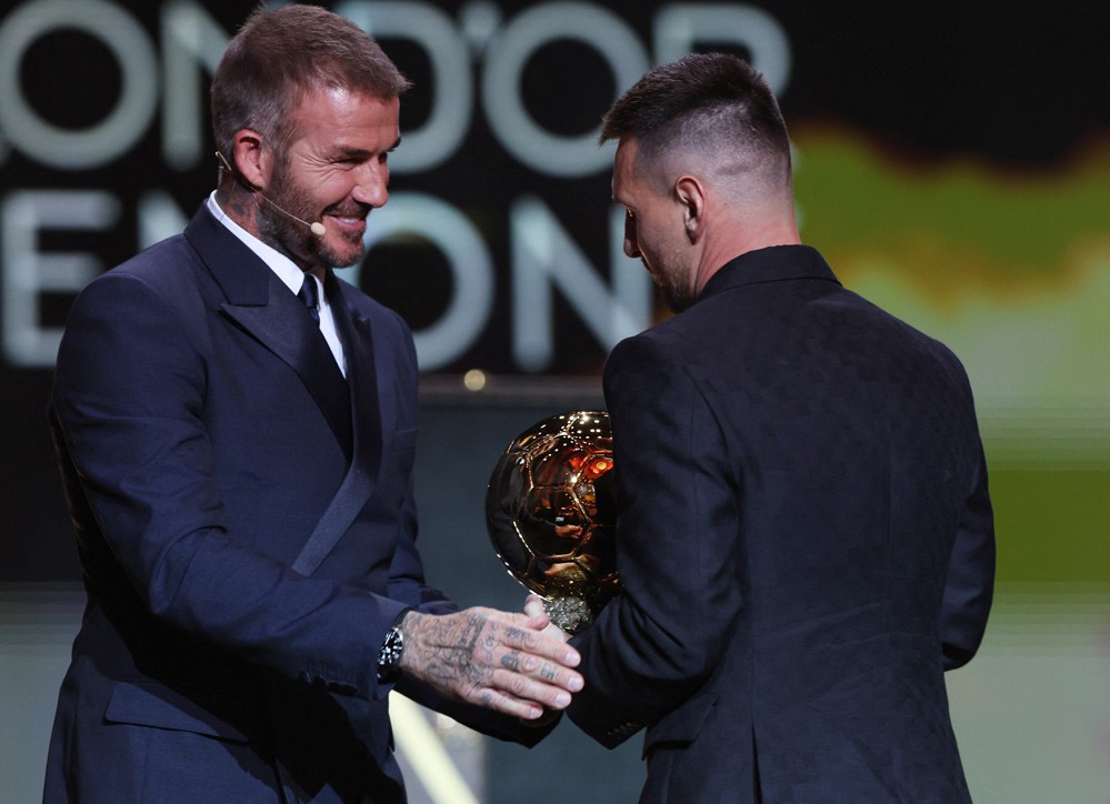 Cựu danh thủ David Beckham trao Quả bóng vàng 2023 cho Lionel Messi.