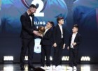 Hình ảnh Lionel Messi mỉm cười trên sân khấu, trao 'Quả bóng vàng' cho 3 con trai