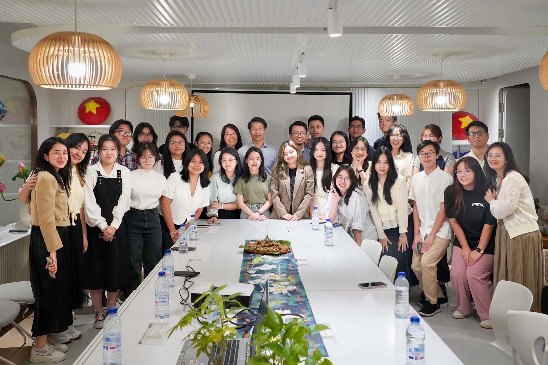 Tổng lãnh sự Phạm Bình Đàm và phu nhân (đứng giữa) chụp ảnh cùng  Ban Điều hành Hội Sinh viên và các tân Sinh viên Việt Nam tại Hong Kong.