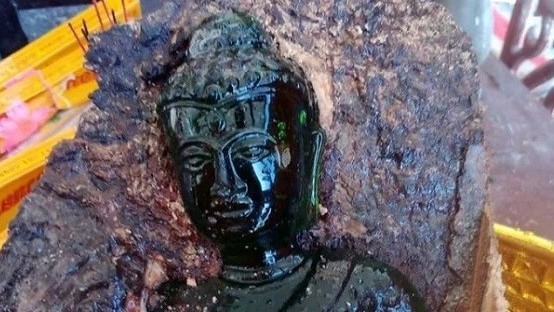 Thái Lan phát hiện tượng Phật nhỏ bằng ngọc lục bảo ẩn trong thân cây xoài cổ thụ