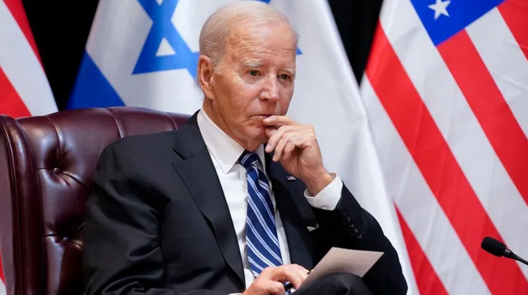 Tổng thống Biden lắng nghe khi ông và Thủ tướng Israel Benjamin Netanyahu tham gia cuộc gặp song phương mở rộng với các quan chức chính phủ Israel và Hoa Kỳ vào ngày 18 tháng 10 năm 2023, tại Tel Aviv, Israel. (AP/Evan Vucci)