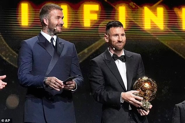 David Beckham và Lionel Messi tại lễ trao quả bóng vàng 2023. 