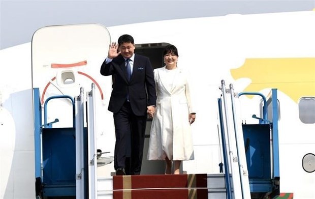 President of Mongolia arrived in Hanoi, started his visit to Vietnam