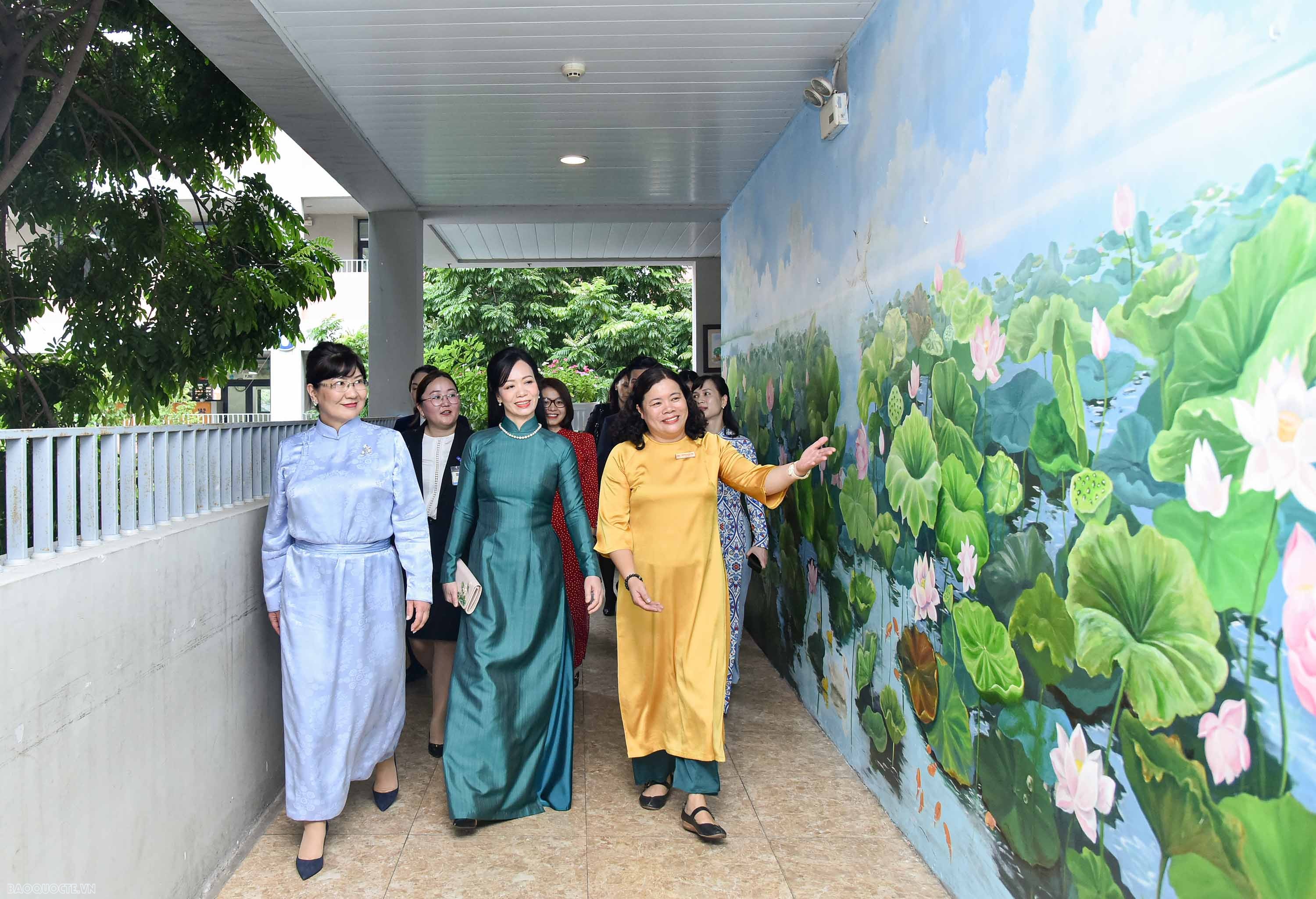 Hiệu trưởng nhà trường, cô giáo Nguyễn Thị Huệ bày tỏ vinh dự khi được đón hai phu nhân đến thăm trường. 