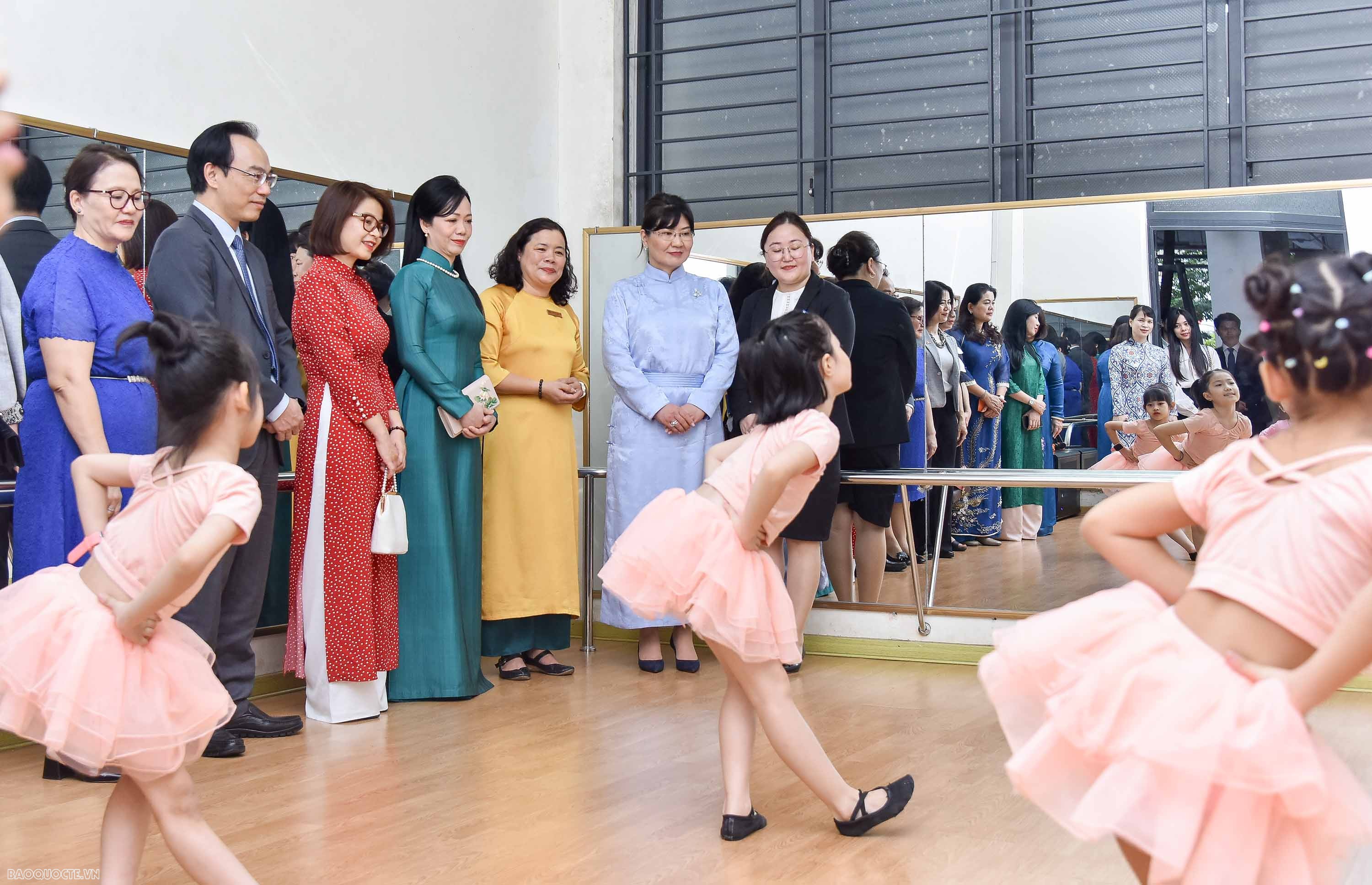 Phu nhân Chủ tịch nước và Phu nhân Tổng thống Mông Cổ bày tỏ vui mừng khi đến thăm trường tiểu học Chu Văn An, ngôi trường có bề dày lịch sử và nhiều thành tích. Hai phu nhân chúc mừng những thành tựu trong công tác giảng dạy của thầy và trò trường.