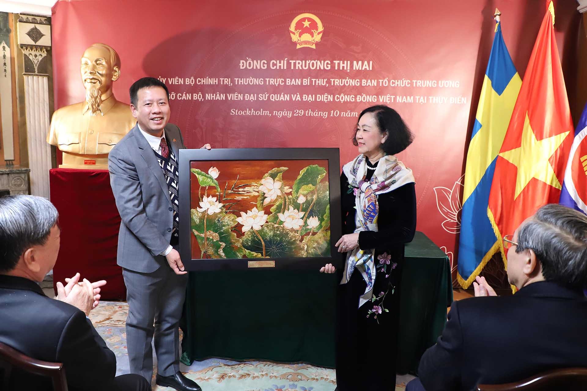 Đồng chí Trương Thị Mai tặng tranh lưu niệm cho Đại sứ quán Việt Nam tại Thụy Điển. (Nguồn: TTXVN)