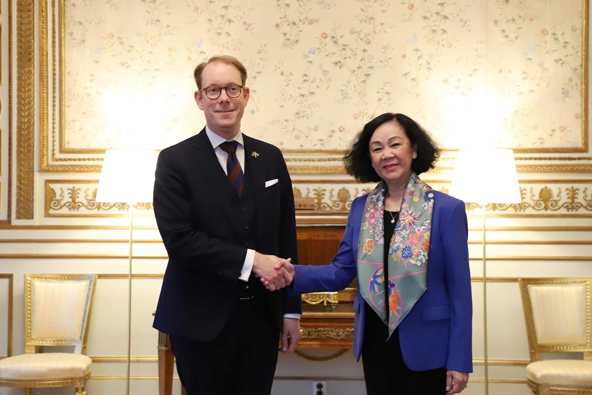 Đồng chí Trương Thị Mai và Bộ trưởng Ngoại giao Thụy Điển Tobias Billstrom. (Nguồn: TTXVN).