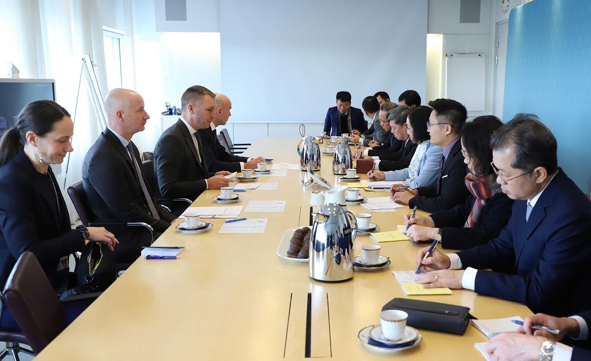 Đồng chí Trương Thị Mai làm việc với Bộ trưởng phụ trách Hành chính công Thuỵ Điển Erik Slottner (thứ 3, trái sang). (Nguồn: TTXVN)