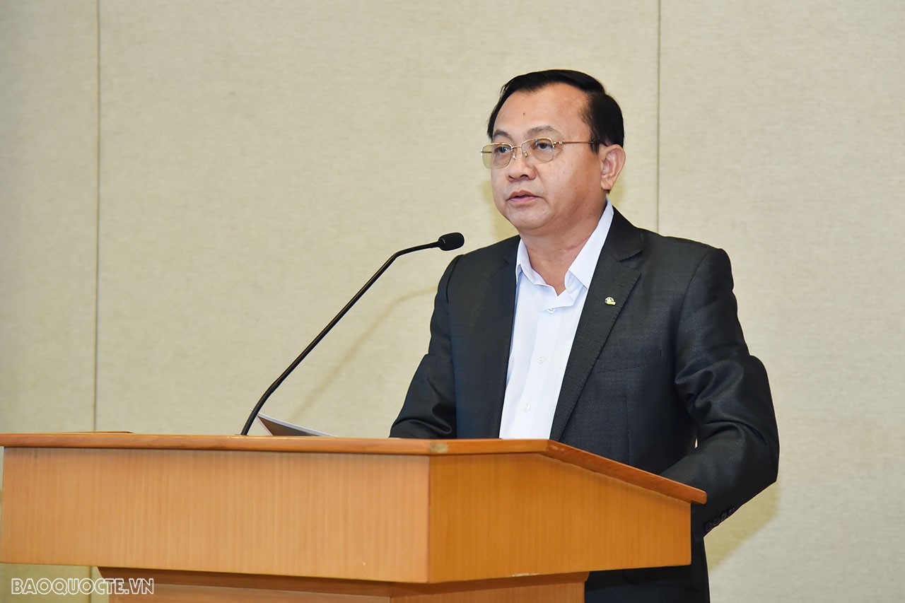 Phó Chủ tịch Thường trực UBND tỉnh Bạc Liêu Lê Tấn Cận phát biểu tại Tọa đàm. (Ảnh: Anh Sơn)