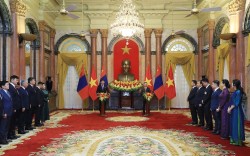 Chủ tịch nước Võ Văn Thưởng và Tổng thống Mông Cổ Ukhnaagiin Khurelsukh chứng kiến Lễ ký các văn kiện hợp tác và gặp gỡ báo chí