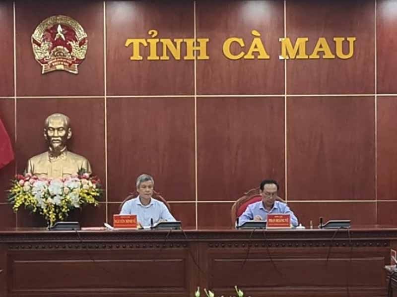 Ông Nguyễn Minh Vũ, Trợ lý Bộ trưởng Ngoại giao (bên trái) làm việc tại tỉnh Cà Mau.