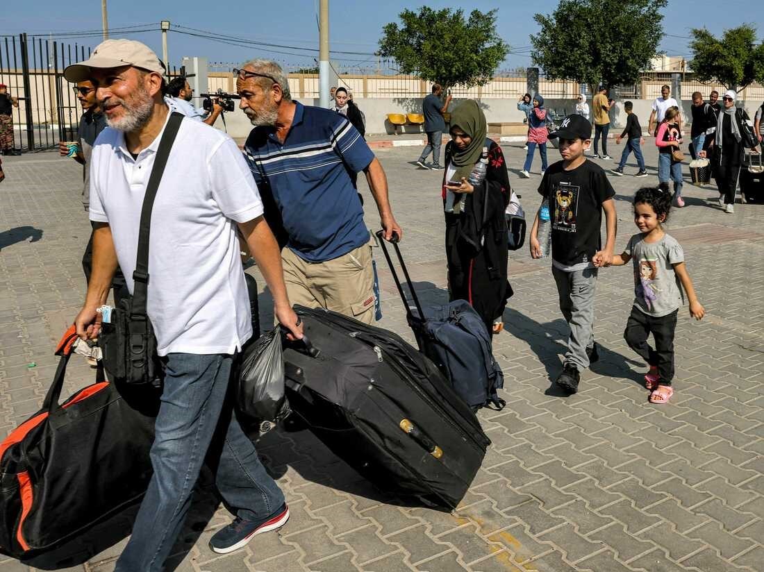 Ước tính khoảng 545 người nước ngoài và người có hai quốc tịch cùng khoảng 90 người bị thương và bị bệnh được phép rời Dải Gaza để sang Ai Cập. (Nguồn: AFP)