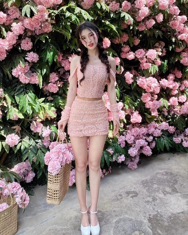 Mặc set trang phục màu hồng pastel với áo crop top và chân váy, Á hậu Phương Nhi được khen trông ngọt ngào như búp bê. 